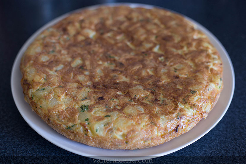 Tortilla española con cebolla y perejil