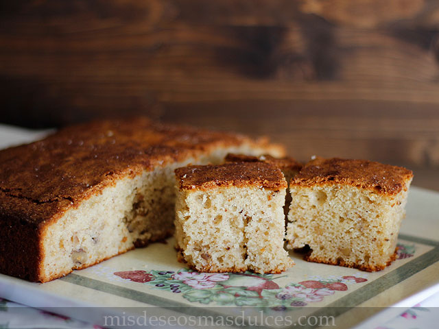 Coca de manzana, plátano y nueces
