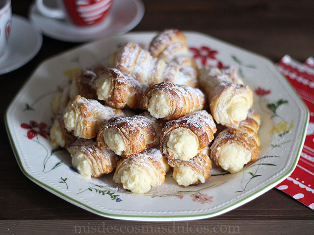 Canutillos de hojaldre rellenos de crema pastelera