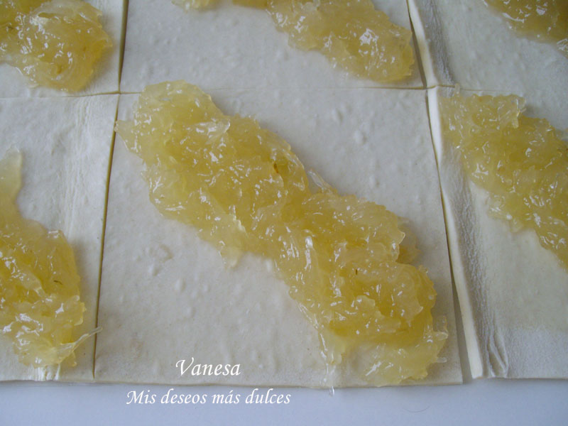 Pañuelitos de hojaldre con cabello de ángel y chocolate