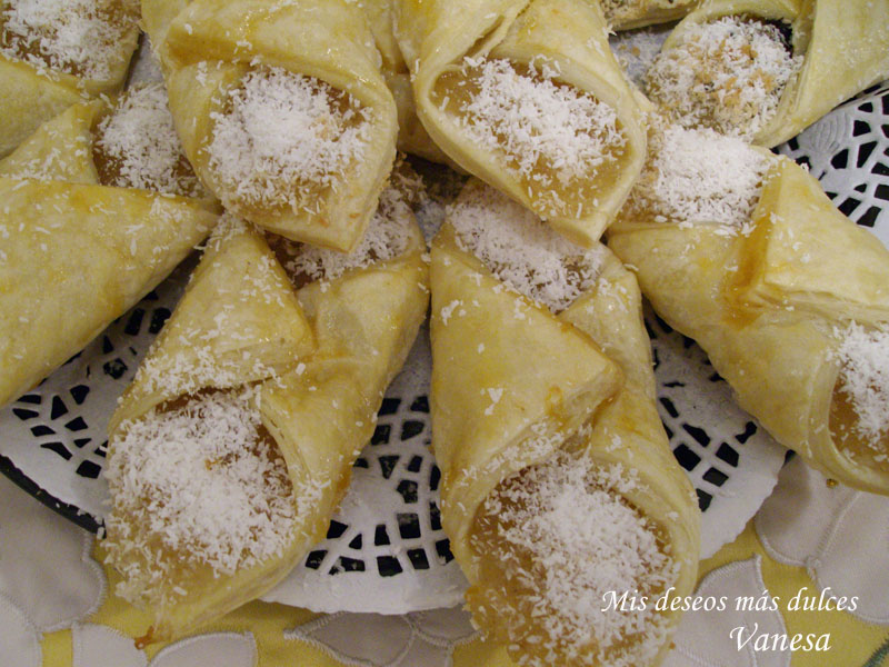 Pañuelitos de hojaldre con cabello de ángel y chocolate