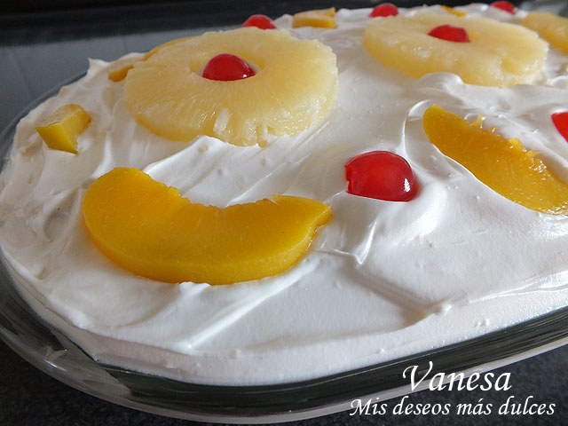 Postre de nata, piña y melocotón