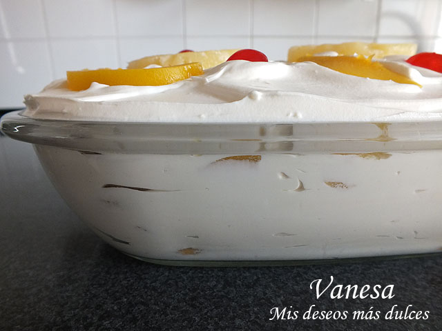 Postre de nata, piña y melocotón