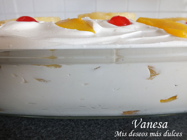 Postre de nata, piña y melocotón