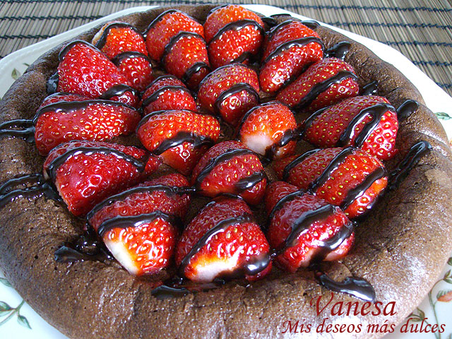 Tarta mousse de chocolate cocida con fresas