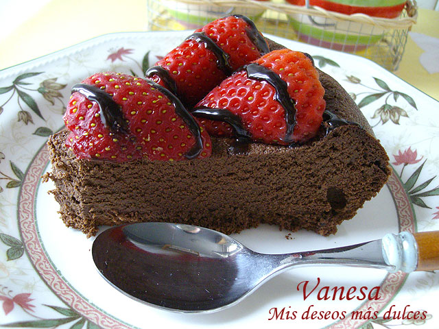 Tarta mousse de chocolate cocida con fresas