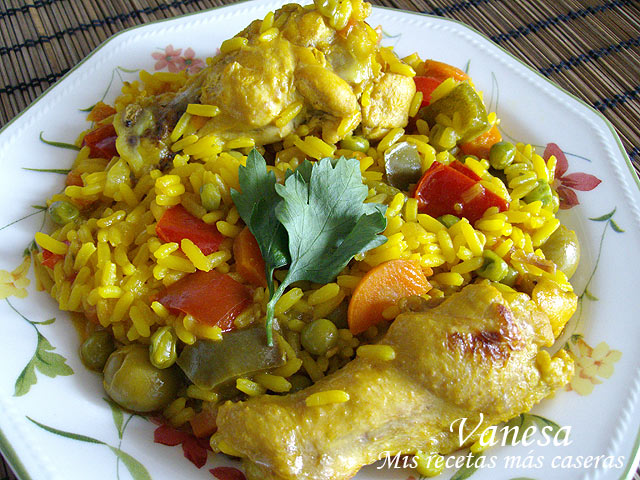 Arroz amarillo con jamoncitos de pollo