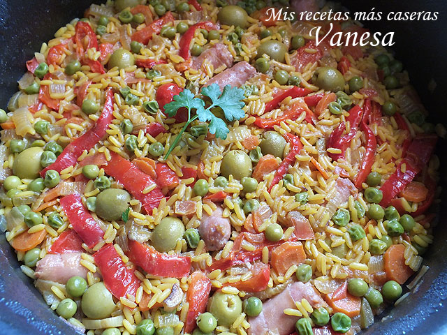 Arroz amarillo con salchichas frescas