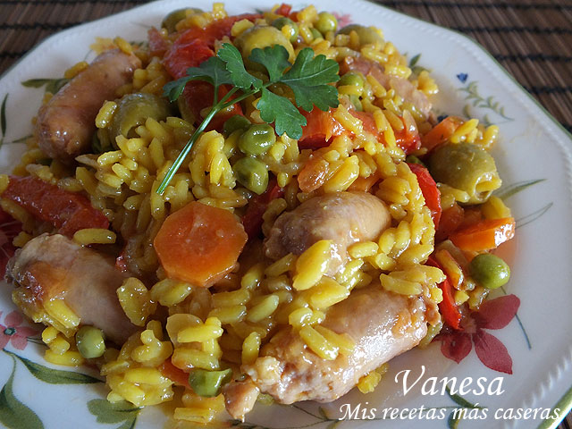 Arroz amarillo con salchichas frescas