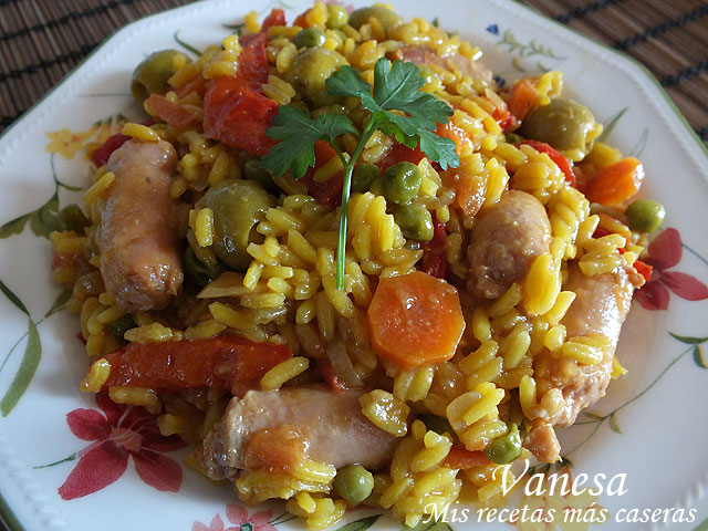Arroz amarillo con salchichas frescas