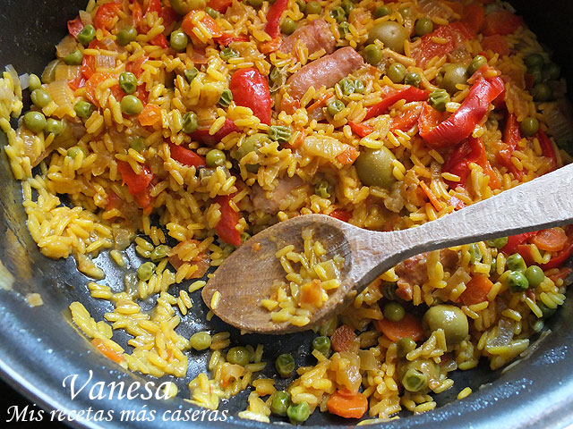 Arroz amarillo con salchichas frescas
