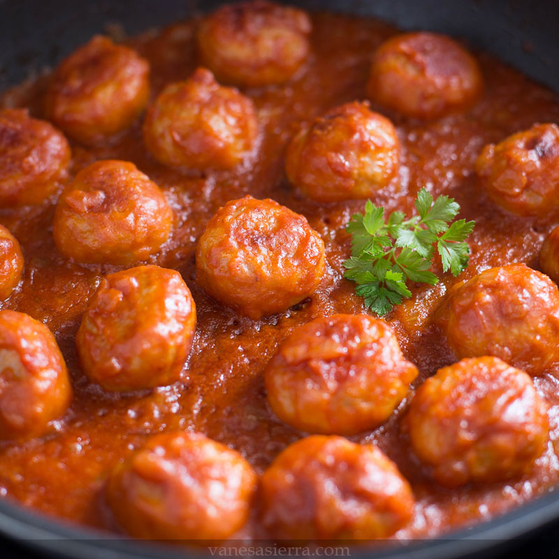 Albóndigas de pollo y pavo en salsa de tomate