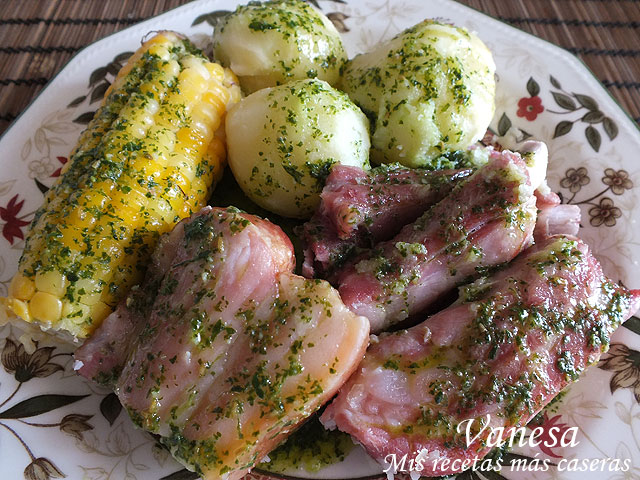 Costillas, papas, piñas, y panceta