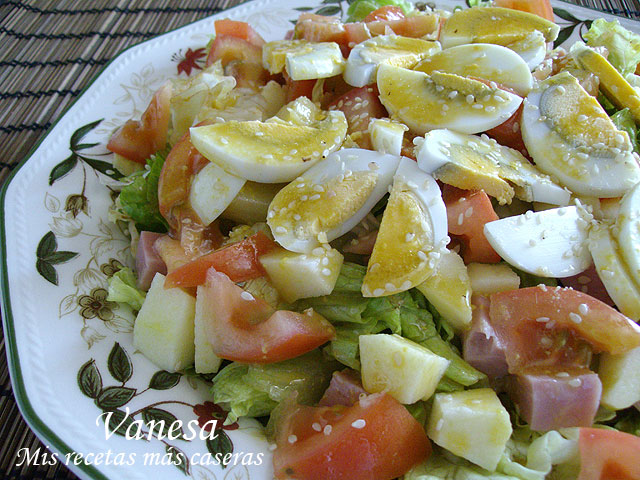 Ensalada de jamón, huevo y manzana