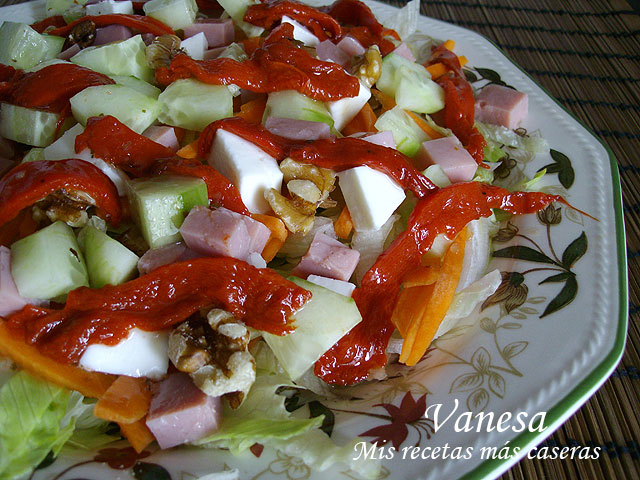 Ensalada de queso blanco, jamón y pimiento asado