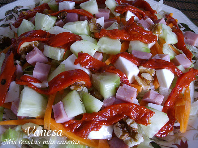 Ensalada de queso blanco, jamón y pimiento asado