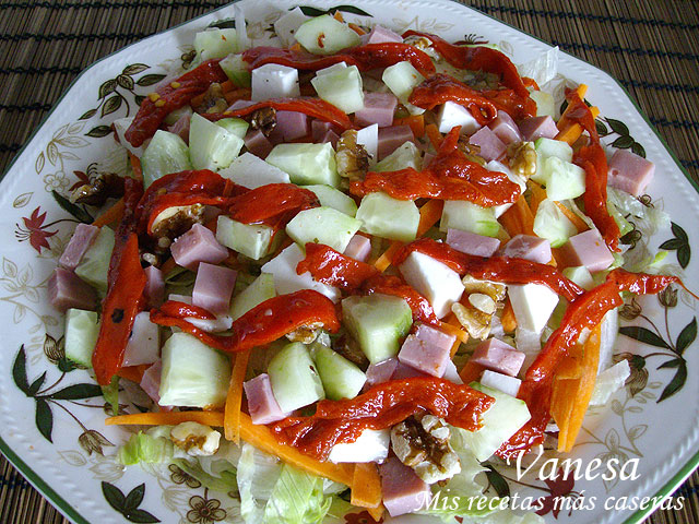 Ensalada de queso blanco, jamón y pimiento asado