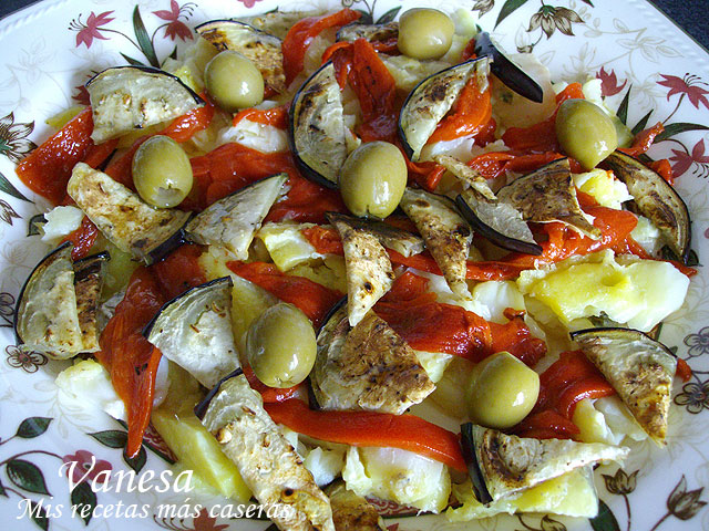 Ensalada de bacalao con berenjenas y pimientos asados
