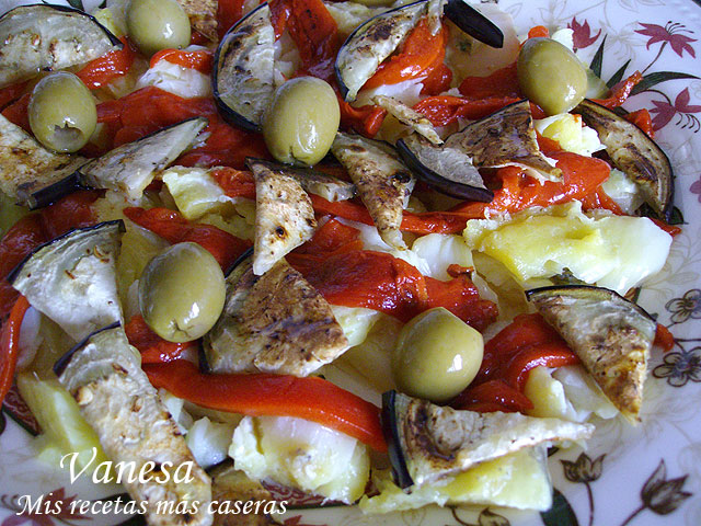 Ensalada de bacalao con berenjenas y pimientos asados