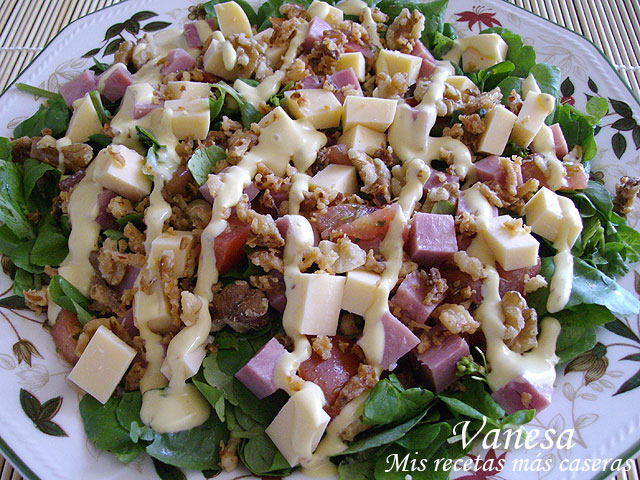 Ensalada de berros con jamón, queso, cebolla frita y nueces