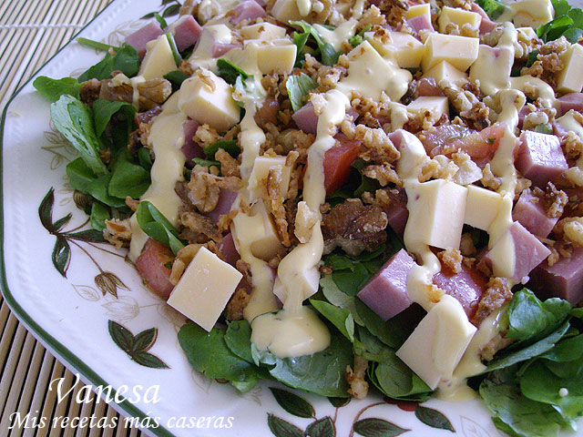 Ensalada de berros con jamón, queso, cebolla frita y nueces