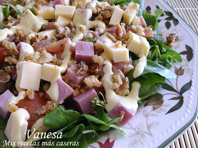 Ensalada de berros con jamón, queso, cebolla frita y nueces
