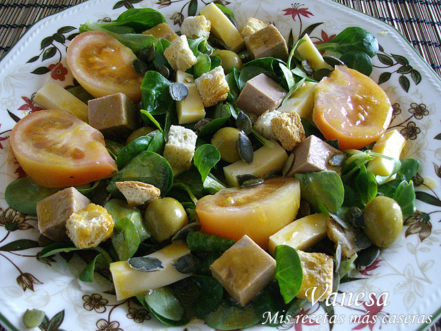 Ensalada de berros, queso gouda, atún y pipas de calabaza