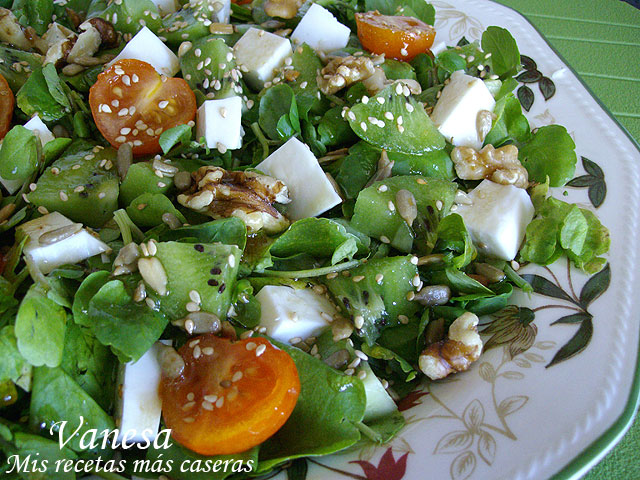 Ensalada de berros con queso blanco y kiwi
