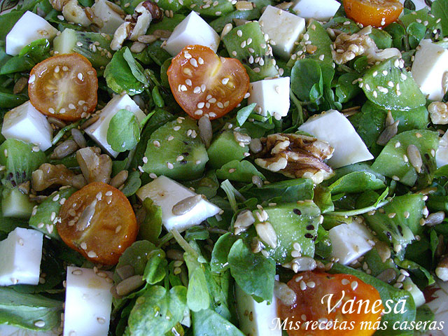 Ensalada de berros con queso blanco y kiwi