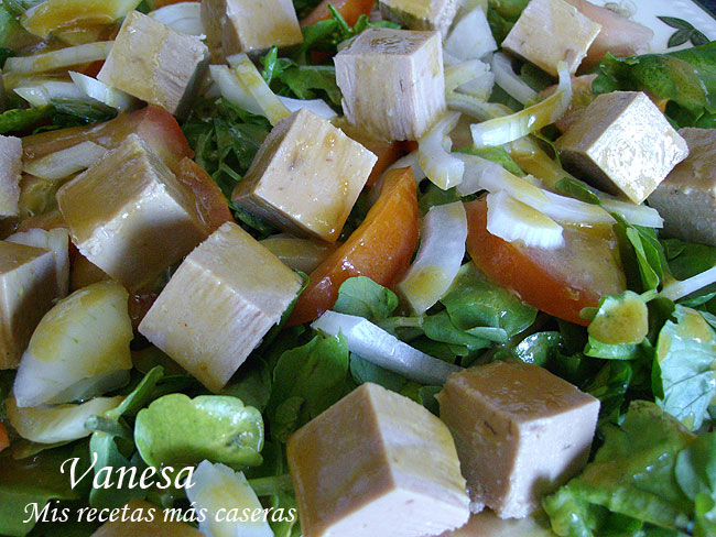 Ensalada de berros con tacos de atún