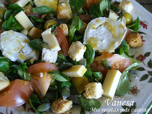 Ensalada de canónigos, 2 quesos y pipas de calabaza
