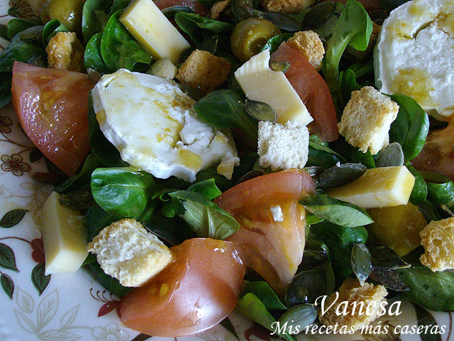 Ensalada de canónigos, 2 quesos y pipas de calabaza
