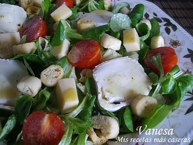 Ensalada de canónigos y 2 quesos