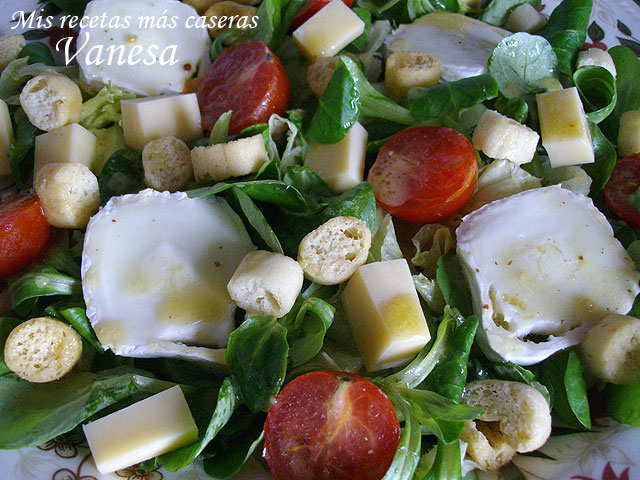 Ensalada de canónigos y 2 quesos