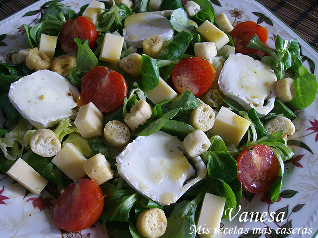 Ensalada de canónigos y 2 quesos