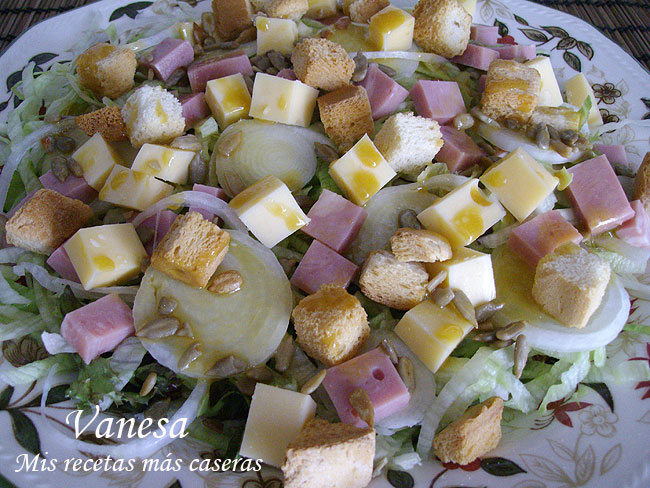 Ensalada de jamón, queso gouda y cebolleta