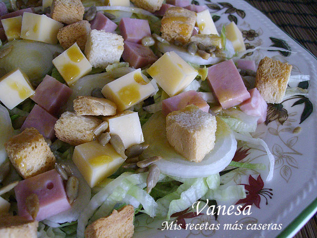 Ensalada de jamón, queso gouda y cebolleta