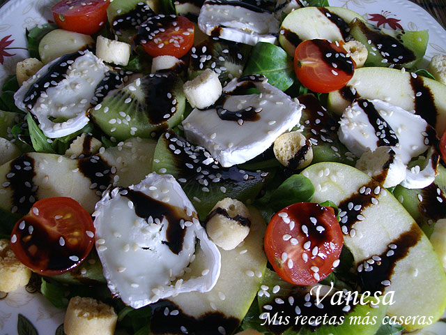 Ensalada de canónigos con manzana, kiwi, y queso de cabra