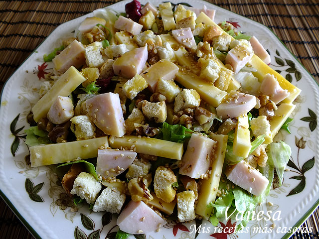 Ensalada de pavo, queso gouda, nueces y picatostes