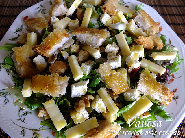 Ensalada de pollo, queso, nueces y picatostes