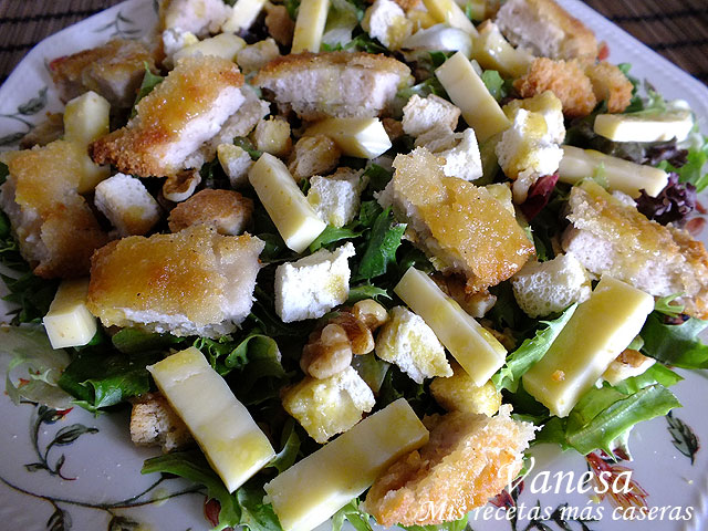 Ensalada de pollo, queso, nueces y picatostes