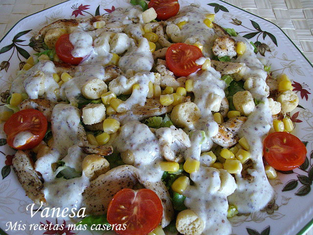 Ensalada de pollo con salsa de yogur a la mostaza antigua