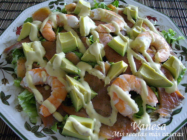 Ensalada de salmón, langostinos y aguacate