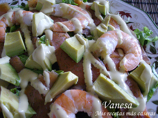 Ensalada de salmón, langostinos y aguacate