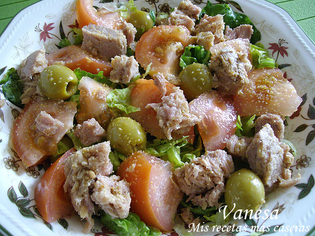 Ensalada mixta de cogollos y atún