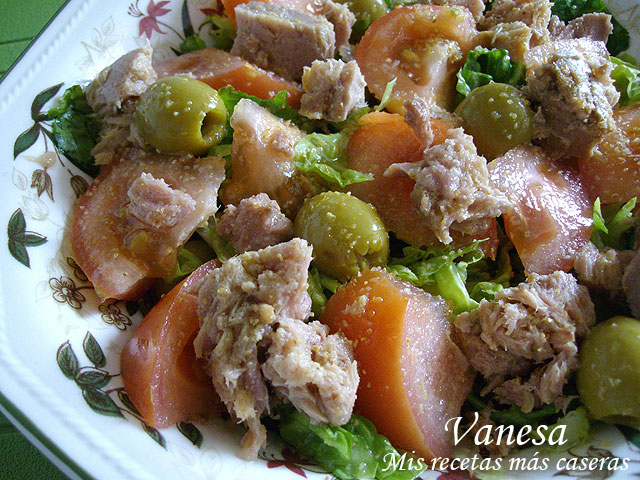 Ensalada mixta de cogollos y atún