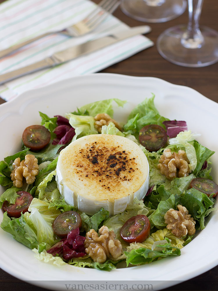 Ensalada con rulo de queso de cabra