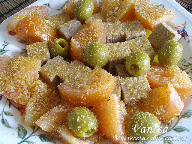 Ensalada de tomate, tacos de atún y aceitunas con aliño especial