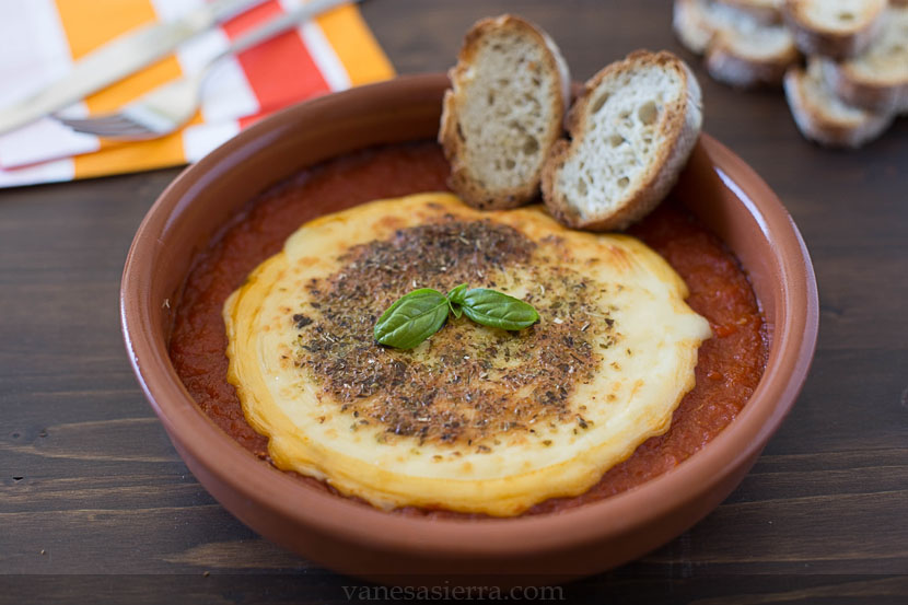 Provoleta con salsa de tomate casera