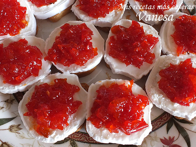 Tostas de queso de cabra y pimientos confitados (paso a paso), preparación tradicional